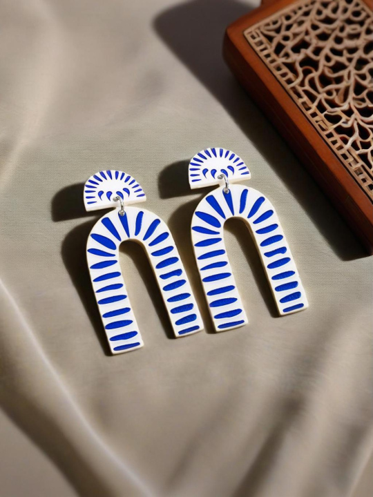 This Season’s Trending Chinese Blue-and-White U-Shaped Porcelain Earrings | Blue-White Floral Lightweight Spring/Summer Accessory