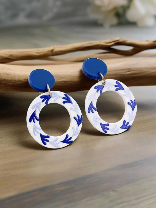New Blue-and-White Porcelain-Inspired Hoop Earrings — Geometric Arrow Motif Meets Oriental Elegance, Lighting Up Everyday Style