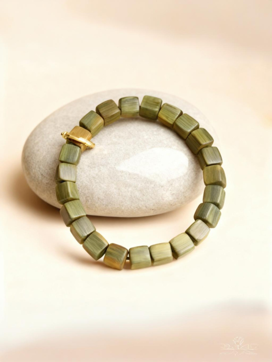Green Sandalwood Square Bead Bracelet